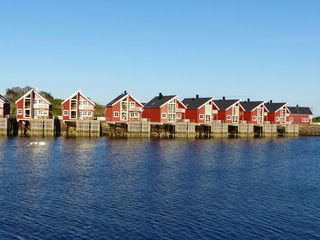 Maisons en bois sur pilotis au port de Svolvaer