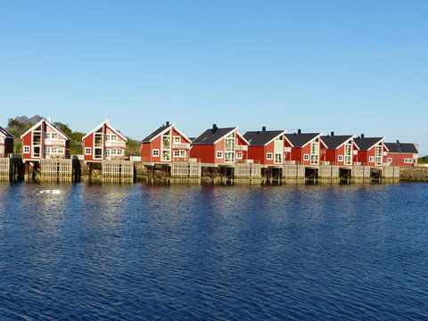 Maisons en bois sur pilotis au port de Svolvaer