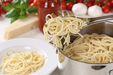 Spaghetti Pasta kochen: Nudeln auf den Teller servieren