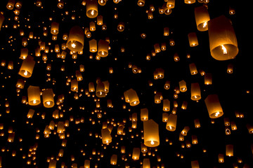 Floating lantern in Yee Peng festival © dekzer007