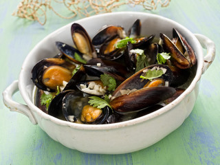 rustic black mussel in garlic white wine sauce