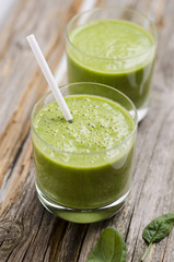 Grüner Smoothie mit Spinat und Cashewkernen