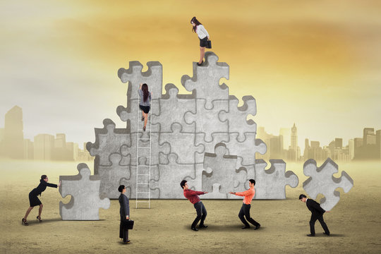 Business team connecting puzzle