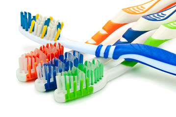 Зубные щетки на изолированном белом фоне