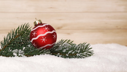 Weihnachtskugeln mit Tannenzweig