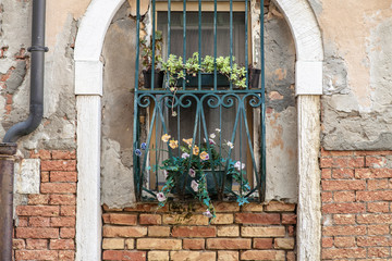 Fototapeta na wymiar Windows of old house in Venice