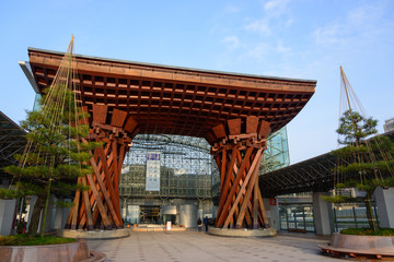 Fototapeta premium Tsuzumi-mon (drewniana brama) na stacji kolejowej Kanazawa