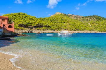Obraz premium Piękna plaża w miejscowości Assos na wyspie Kefalonia, Grecja
