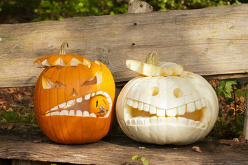 Halloween drei Kürbismonster auf Holzbank