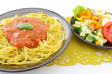 ミートソーススパゲティとサラダ
