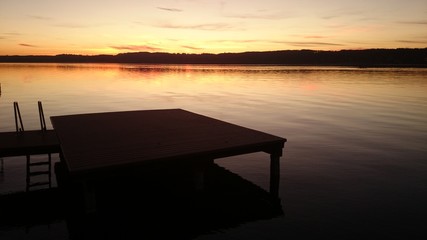 Fototapeta na wymiar Badeplattform Sonnenuntergang