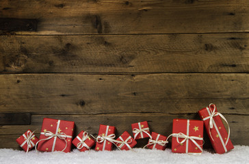 Weihnachtlicher Holz Hintergrund mit Geschenke rot als Gutschein