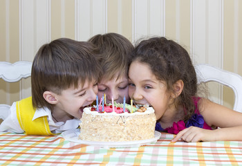 Obraz na płótnie Canvas kids have fun eating birthday cake