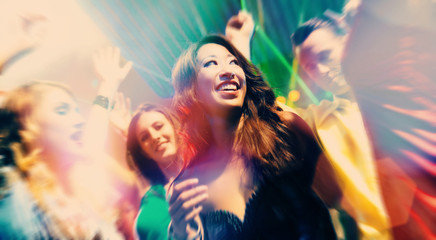 Leute bei Party in Disco Club tanzen und feiern