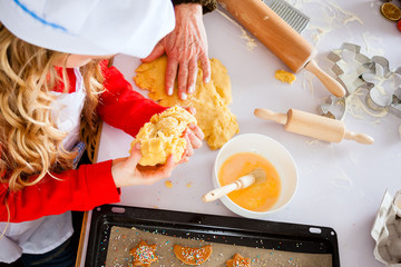 Mädchen backt in der Küche Weihnachtsplättchen
