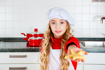 Mädchen backt in der Küche Weihnachtsplättchen