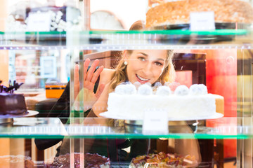 Gast wählt Torte einer Bäckerei oder Konditorei