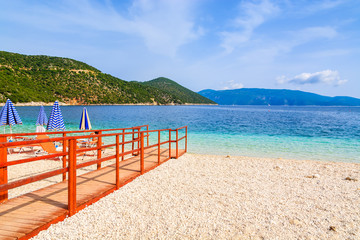 Fototapeta premium Drewniany chodnik na piękną plażę Antisamos na wyspie Kefalonia