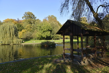L'abris en bois au bord de l'eau au parc Roi Baudoin