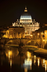 Malowniczy widok bazyliki św. Piotra nad Tybrem w Rzymie  