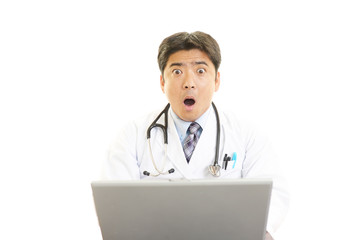 驚いた表情の医師