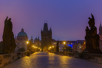 Fototapeta premium Most Karola w Pradze (Czechy) w oświetleniu nocnym