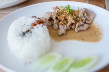 Rice with fried sliced pork with garlic and black pepper.