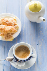coffee cup black wooden board brown white jug milk croissants