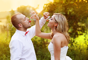 Obraz premium Bride and groom enjoying wedding day in nature