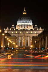Bazylika św. Piotra nocą w Rzymie