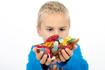 Kind mit vielen S&uuml;&szlig;igkeiten