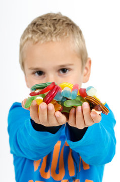 Kind nascht S&uuml;&szlig;igkeiten