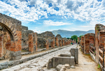 Alte Straße in Pompeji, Italien. Römische Ruinen der berühmten Stadt in der Nähe von Neapel.