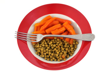 Assiette de carottes et petits pois