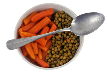 Au-dessus d'un bol de petits pois et carottes