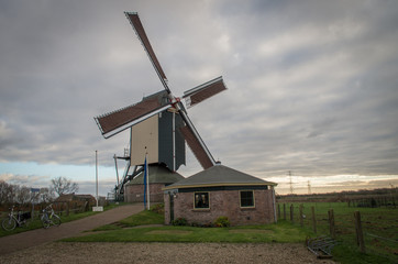 Fototapeta na wymiar Duthc windmill in Valburg (Netherlands