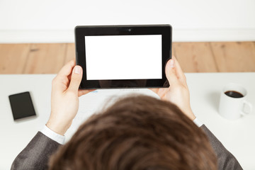 mann im büro hält tablet