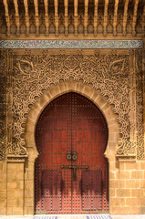 Arabische Tür in einer Gasse der Medina in Meknes