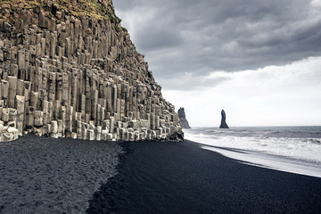 Der schwarze Sandstrand von Reynisfjara in Island