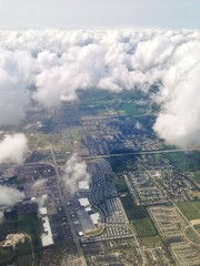 Stadt mit Wolken von oben
