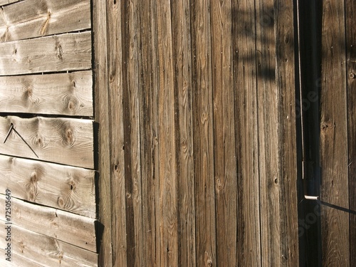 "Schuppen aus rustikalem Holz am Bartholdskrug in Lipperreihe