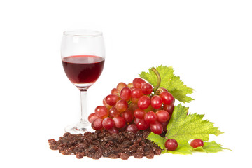  red grapes and raisins with glass of wine