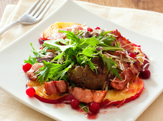Salad with apples, bacon and lettuce