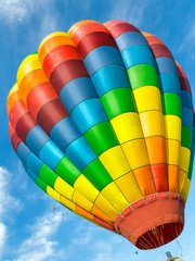 Obraz premium Kolorowy balon na gorące powietrze