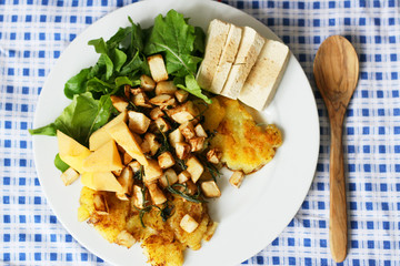 Selleriegemüse mit Tofu auf Kartoffelpuffer, vegetarische und vegane Ernährung, gesund leben,...