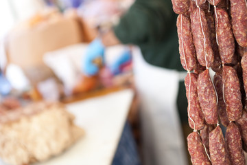 Salsicce in primo piano in un supermercato