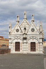 Fototapeta na wymiar Santa Maria della Spina church in Pisa, Italy.