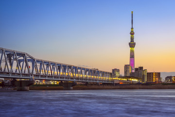 Fototapeta premium Tokyo, Japan river skyline at Tokyo Skytree