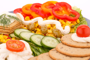 Snack with vegetables and crackers