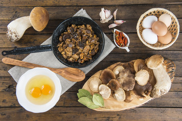 Variedad de setas y huevos e ingredientes para su cocina 